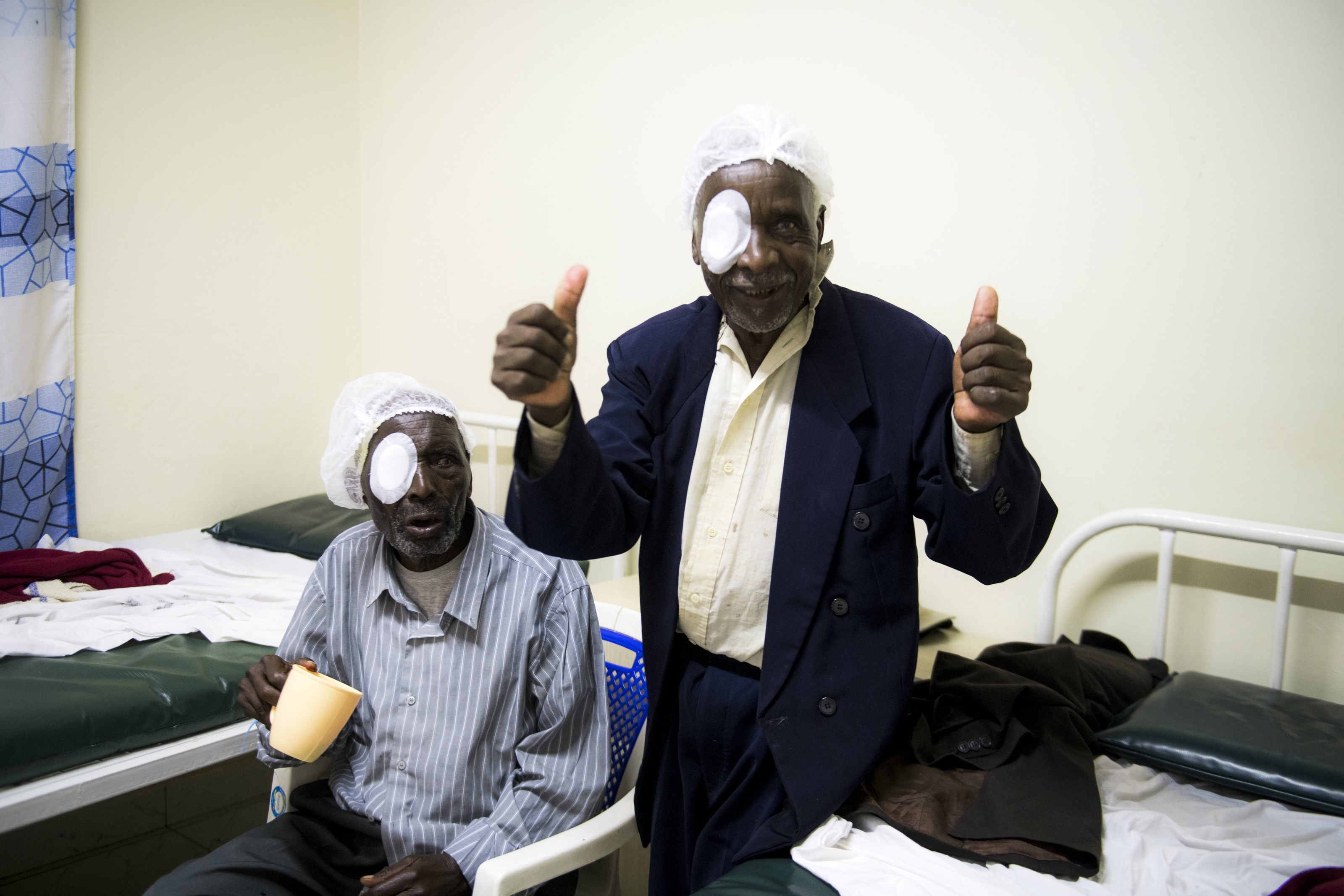 The new friends return to the ward to rest and spend the night. Doctors will remove their bandages in the morning.